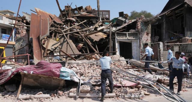 Rescatan a mujer de 70 años entre los escombros de hospital en Birmania tras más de 90 horas del terremoto