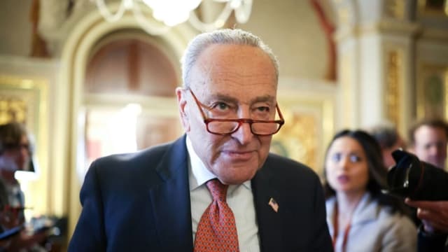 El DNC y Schumer demandan a Trump por orden contra el voto de inmigrantes ilegales