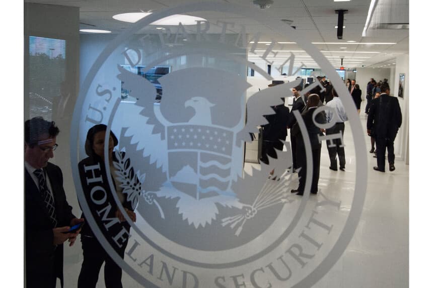 El logotipo del Departamento de Seguridad Nacional se ve en las nuevas instalaciones ampliadas del Centro de Delitos Cibernéticos del ICE en Fairfax, Virginia, el 22 de julio de 2015. (PAUL J. RICHARDS/AFP vía Getty Images)