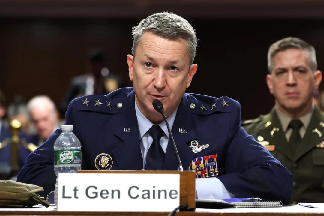 El teniente general retirado Dan Caine, nominado por el presidente Donald Trump como jefe del Estado Mayor Conjunto, testifica durante su audiencia de confirmación ante el Comité de las Fuerzas Armadas del Senado en Washington, el 1 de abril de 2025. (Win McNamee/Getty Images)