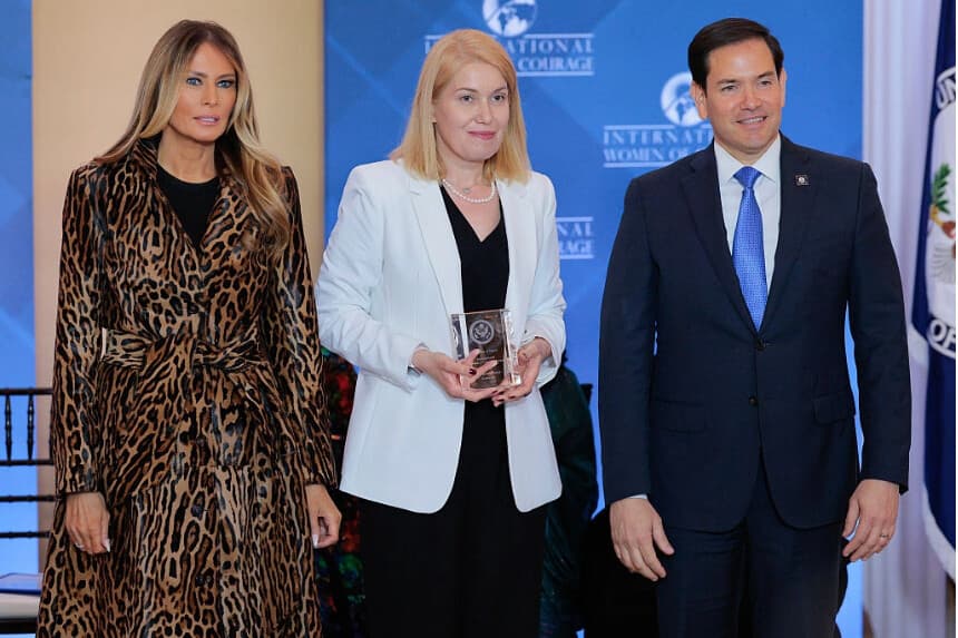 La primera dama de EE. UU., Melania Trump (izq.), y el secretario de Estado, Marco Rubio, posan con la galardonada del Premio Internacional a las Mujeres de Coraje, Georgiana Pascu, de Rumanía, durante una ceremonia en la Sala Ben Franklin de la sede del Departamento de Estado Harry S. Truman en Washington el 1 de abril de 2025. Pascu es una defensora de los niños y adultos institucionalizados con discapacidades psicosociales e intelectuales en Rumanía. Chip Somodevilla/Getty Images