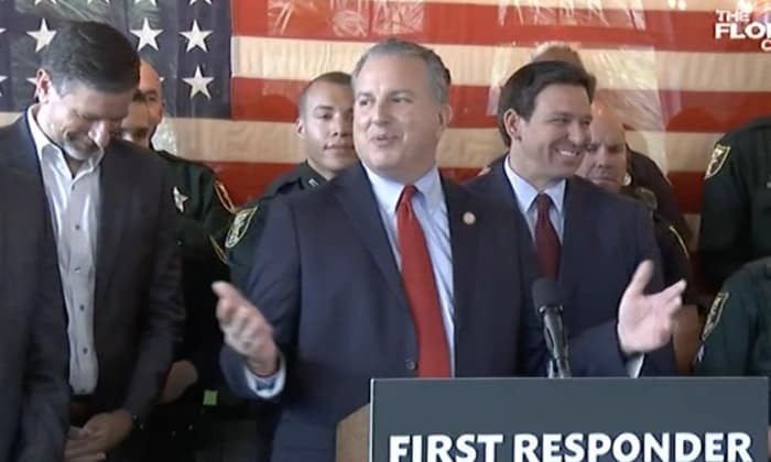 El director financiero de Florida, Jimmy Patronis, se dirige a los medios de comunicación en Ponte Vedra Beach el 31 de marzo de 2022. (Captura de pantalla/Cortesía de The Florida Channel)