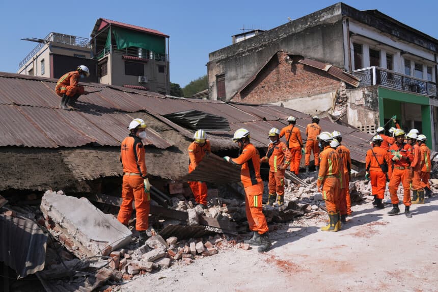 Equipos de rescate trabajan entre los escombros de un edificio derrumbado tras el terremoto del viernes en Naypyitaw, Birmania, el 1 de abril de 2025. (AP Phot).