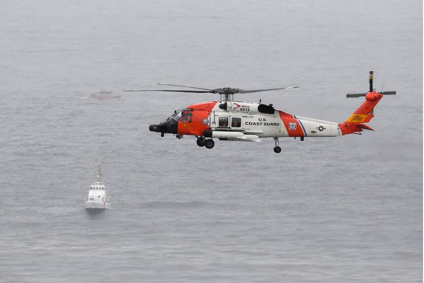 En una foto de archivo, un helicóptero de la Guardia Costera de EE. UU. frente a la costa de San Diego, en San Diego, el 2 de mayo de 2021. (Denis Poroy/AP Photo).