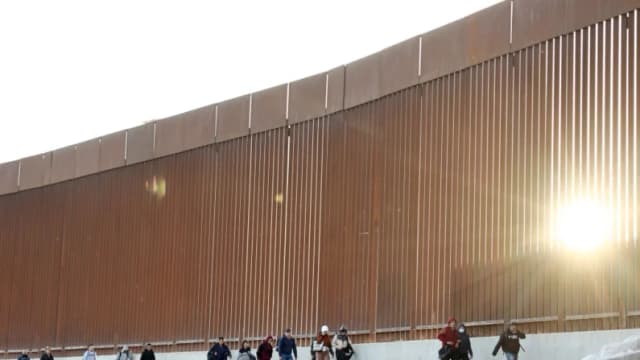 Encuentros de inmigrantes ilegales en la frontera sur caen a niveles más bajos de la historia: Admón. Trump