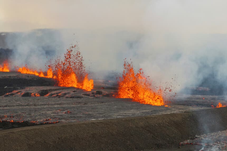 Volcán entra en erupción en suroeste de Islandia tras evacuar una ciudad y un balneario cercanos