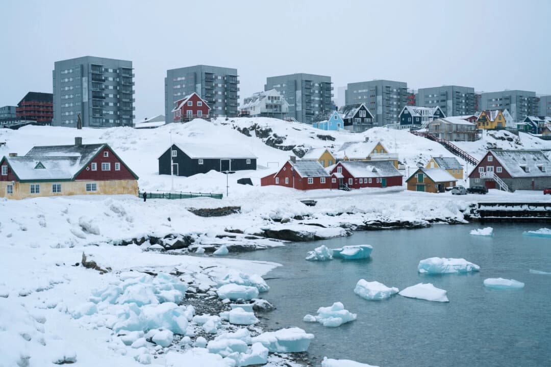 Edificios de apartamentos y casas en Nuuk, Groenlandia, el 24 de marzo de 2025. (Juliette Pavy/AFP a través de Getty Images)