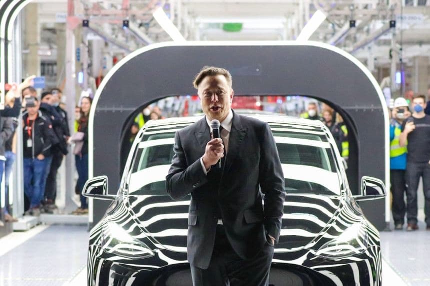 El director ejecutivo de Tesla, Elon Musk, habla durante la inauguración oficial de la nueva planta de fabricación de coches eléctricos Tesla cerca de Gruenheide, Alemania, el 22 de marzo de 2022. (Christian Marquardt/Getty Images).