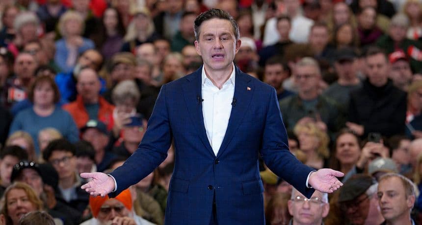 El líder del Partido Conservador, Pierre Poilievre, pronuncia un discurso ante sus seguidores durante una visita de campaña el 27 de marzo de 2025 en Surrey, Canadá. (Jeff Vinnick/Getty Images)