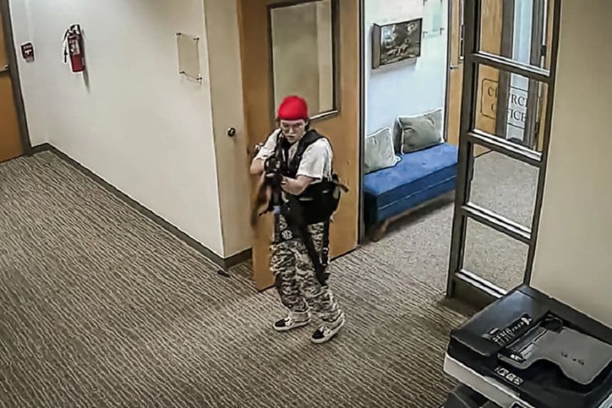 Audrey Hale apunta con un arma dentro de la Covenant School en Nashville, Tennessee, el 27 de marzo de 2023. (Departamento de Policía de Nashville vía The Epoch Times)