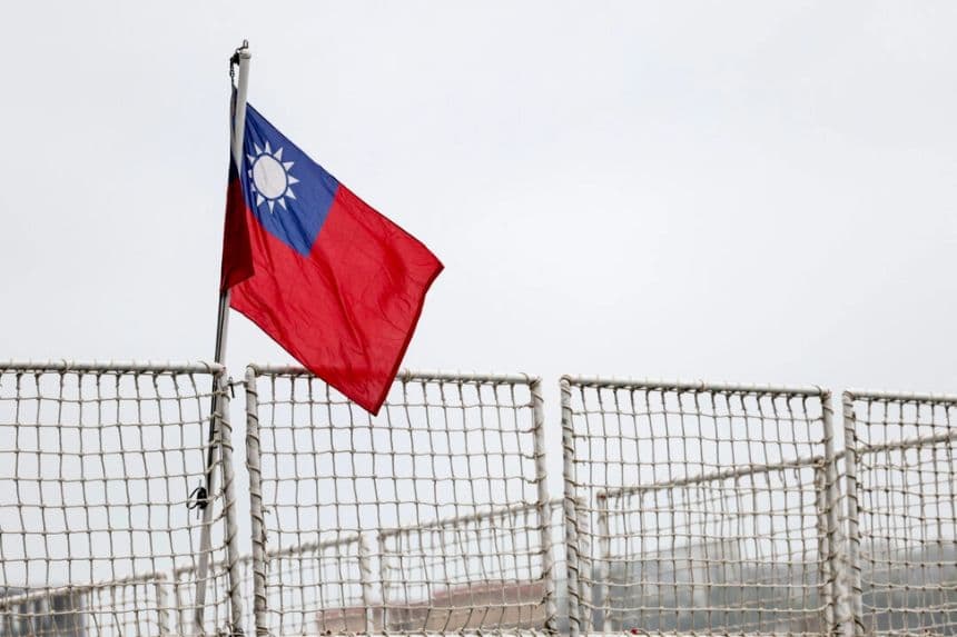 Una bandera taiwanesa en un puerto de la ciudad norteña de Keelung, Taiwán, el 1 de abril de 2025. (I-Hwa Cheng/AFP vía Getty Images)