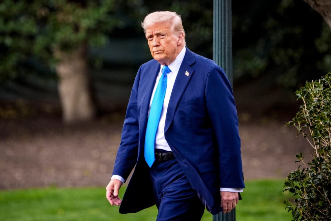 El presidente Donald Trump camina hacia Marine One en el jardín sur de la Casa Blanca en Washington el 28 de marzo de 2025. (Andrew Harnik/Getty Images)