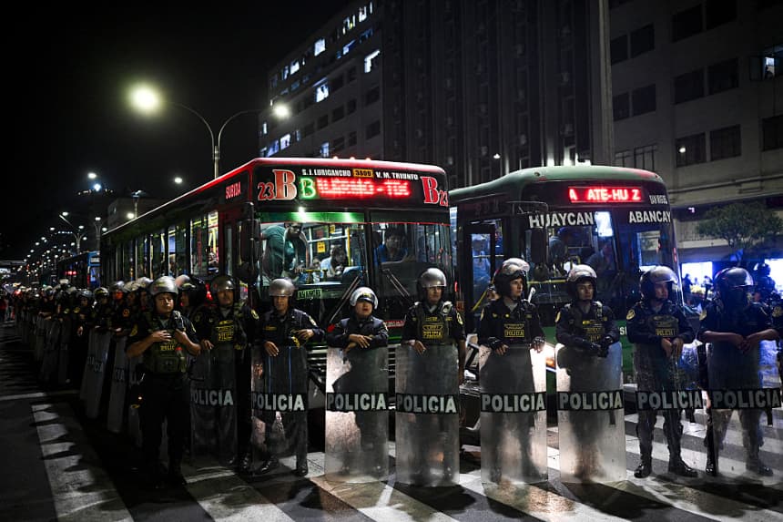 Asesinan a tiros a un conductor de bus en Lima, a pesar del estado de emergencia