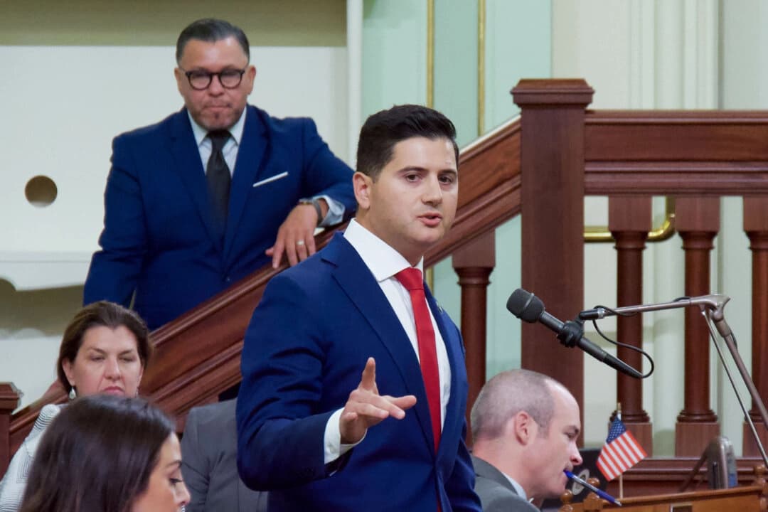 El asambleísta del estado de California Bill Essayli habla en la Asamblea en el Capitolio del estado en Sacramento el 31 de agosto de 2024. (Travis Gillmore/The Epoch Times)