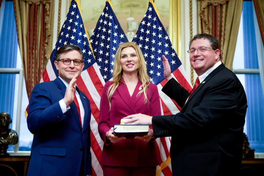 El presidente de la Cámara de Representantes, el representante Mike Johnson (R-La.) (I) participa en una ceremonia de juramento con el representante Randy Fine (R-Fla.) (D) junto a su esposa Wendy Fine (C) en el Capitolio de EE.UU. en Washington el 2 de abril de 2025. (Kayla Bartkowski/Getty Images)