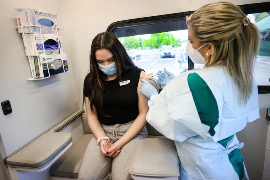 Una niña recibe una vacuna COVID-19 de una enfermera en la clínica pediátrica móvil del Sistema de Salud de la Universidad de Miami el 17 de mayo de 2021. (Joe Raedle/Getty Images)