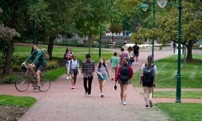 Estudiantes caminan hacia y desde las clases en el campus de la Universidad de Indiana en Bloomington el 14 de octubre de 2021. (Darron Cummings/Foto AP).