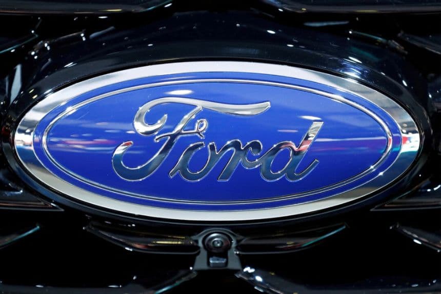 El logo corporativo de Ford en el Salón del Automóvil de Bruselas, en Bélgica, el 9 de enero de 2020. (Francois Lenoir/Reuters)