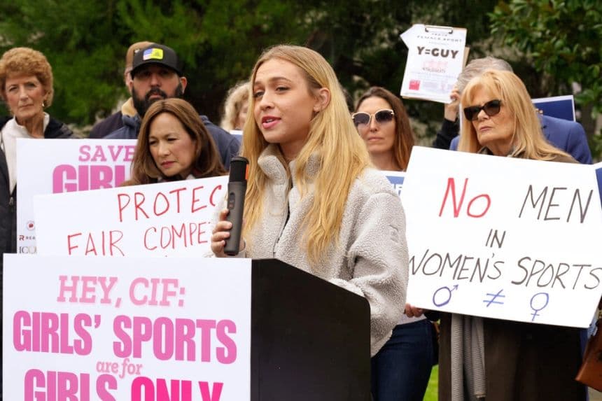 La atleta universitaria Amber French habla en una conferencia de prensa de la Coalición Save Girls' Sports CA en Long Beach, California, el 7 de febrero de 2025. El grupo pidió a la Federación Interescolar de California que siga la orden ejecutiva del presidente Trump que prohíbe a los hombres biológicos en los deportes femeninos. (Cortesía de Alyssa Cruz)