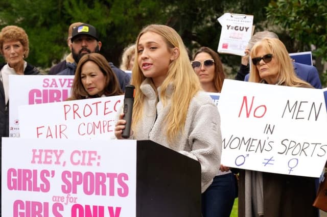 Legisladores de California rechazan la prohibición de que participen hombres en deportes femeninos