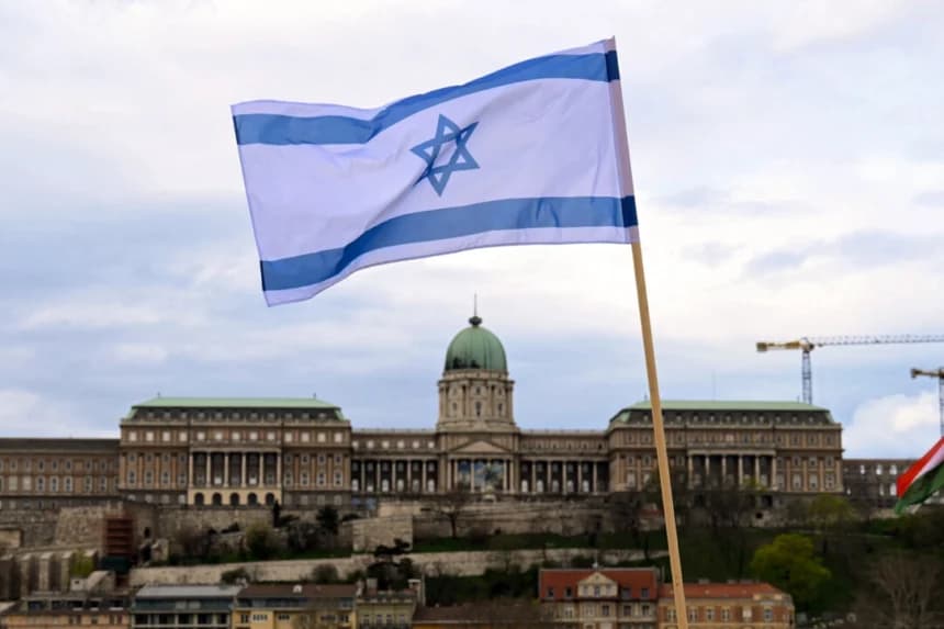 Una bandera nacional de Israel es izada en el puente más antiguo de Hungría, el Puente de las Cadenas Széchenyi, mientras al fondo se puede ver el Castillo de Buda en Budapest, el 2 de abril de 2025. (Attila Kisbenedek/AFP vía Getty Images)