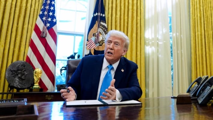 El presidente Donald Trump habla con periodistas mientras firma órdenes ejecutivas en la Casa Blanca, el 4 de febrero de 2025. (Evan Vucci/AP Photo)