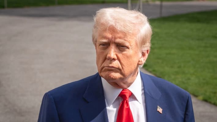 El presidente Donald Trump habla con la prensa al salir de la Casa Blanca, en Washington, el 3 de abril de 2025. (Madalina Vasiliu/The Epoch Times)