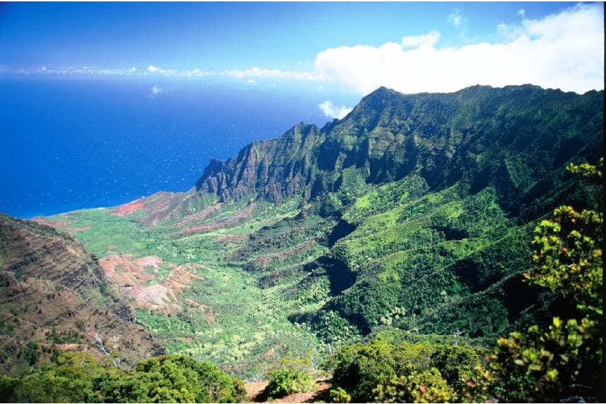 El mirador de Kalalau ofrece una vista panorámica del histórico valle de Hawái y la costa de Napali. (Foto cortesía de la Oficina de Turismo de Kauai).