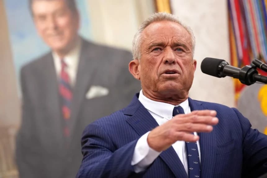 Robert F. Kennedy Jr. habla después de ser juramentado como Secretario de Salud y Servicios Humanos en la Oficina Oval, el 13 de febrero de 2025. (Andrew Harnik/Getty Images)