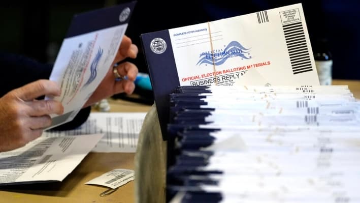 Trabajadores electorales del condado de Chester, Pensilvania, procesan las papeletas de voto por correo y en ausencia en la Universidad de West Chester, Pensilvania, el 4 de noviembre de 2020. (Matt Slocum/Foto AP)