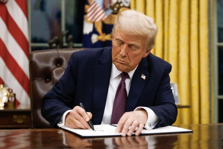 El presidente Donald Trump firma órdenes ejecutivas en el Despacho Oval de la Casa Blanca el 20 de enero de 2025. (Anna Moneymaker/Getty Images)
