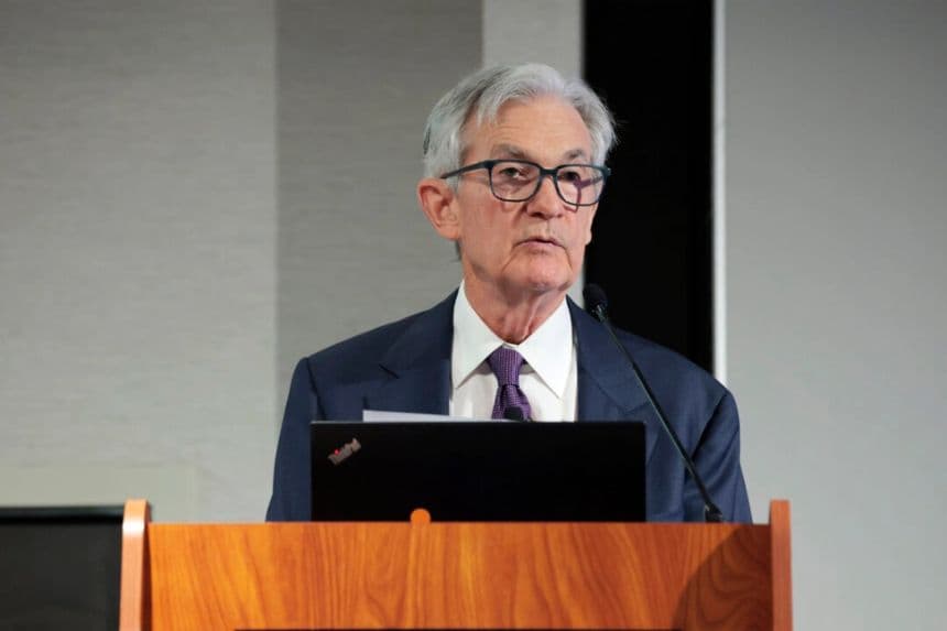 El presidente de la Reserva Federal, Jerome Powell, habla durante una conferencia anual de la Society for Advancing Business Editing and Writing en Arlington, Virginia, el 4 de abril de 2025. (Anna Moneymaker/Getty Images)