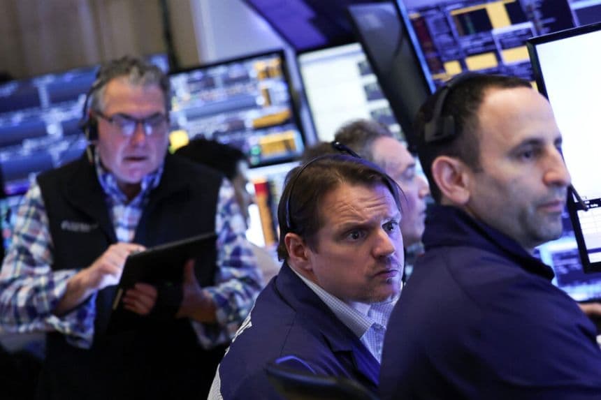Operadores trabajan en el parqué de la Bolsa de Nueva York (NYSE) al sonar la campana de apertura en Nueva York el 3 de abril de 2025. (Charly Triballeau/AFP vía Getty Images)