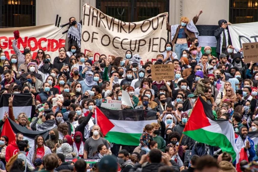Manifestantes sostienen carteles pro-palestinos durante una manifestación en la Universidad de Harvard en Cambridge, Massachusetts, el 14 de octubre de 2023. (Joseph Prezioso/AFP a través de Getty Images)