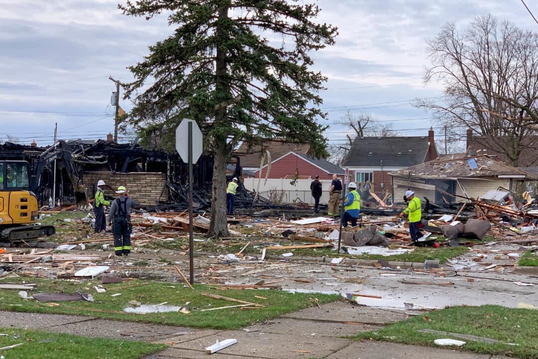 Los equipos de rescate registran el lugar de la explosión de una casa en Southgate, Michigan, el 3 de abril de 2025. Charles E. Ramirez/Detroit News vía AP