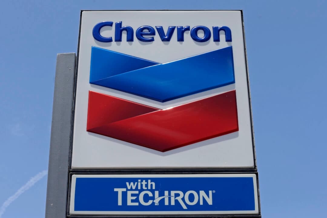 Un cartel de Chevron en una gasolinera de Miami el 2 de mayo de 2017. (Alan Diaz/AP Photo)