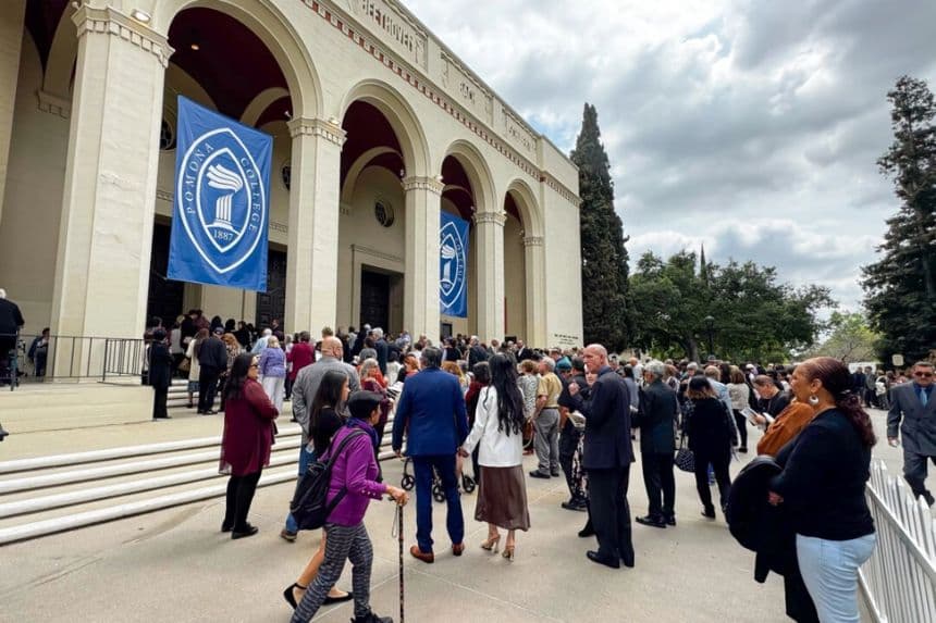 Los espectadores hacen fila en el auditorio Bridges del Pomona College antes de una actuación de Shen Yun en Claremont, California, el 30 de marzo de 2025. (The Epoch Times)