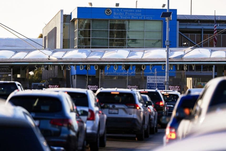 Vehículos esperan en fila para cruzar la frontera hacia Estados Unidos en el Puerto de Entrada de San Ysidro en Tijuana, México, el 18 de marzo de 2025. (Gregory Bull, Archivo/Foto AP)