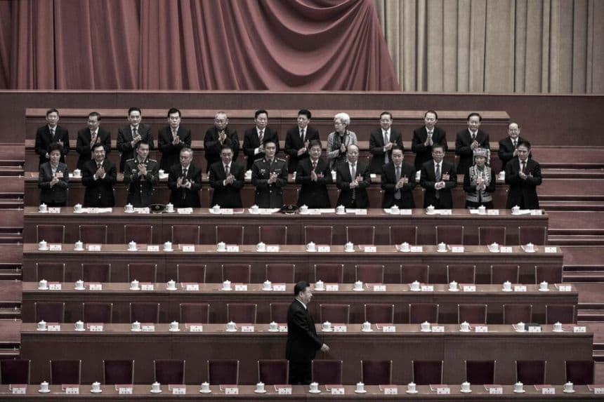 Xi Jinping, abajo, es aplaudido a su llegada a la sesión de clausura de la Asamblea Popular Nacional en el Gran Salón del Pueblo en Pekín el 20 de marzo de 2018. (Kevin Frayer/Getty Images)