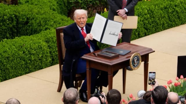 Trump pide a estadounidenses que "resistan" la turbulencia arancelaria y promete resultado "histórico"