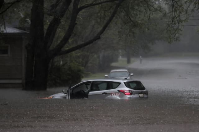 Mueren al menos 16 personas por inundaciones y tornados que azotan el sur y el medio oeste