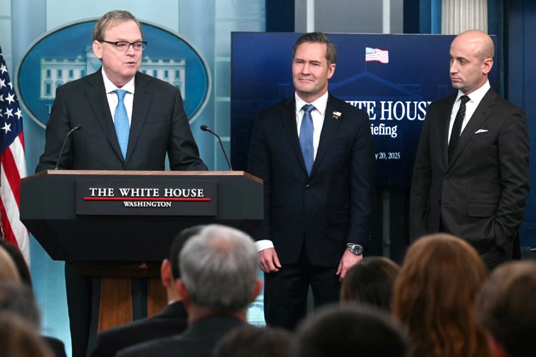 El director del Consejo Económico Nacional, Kevin Hassett (Izq.), habla junto al asesor de seguridad nacional, Mike Waltz (centro), y el subjefe de gabinete de la Casa Blanca para políticas y asesor de seguridad nacional, Stephen Miller (der.), durante la sesión informativa diaria en la Sala de Prensa Brady de la Casa Blanca, el 20 de febrero de 2025. (Jim Watson/AFP vía Getty Images)