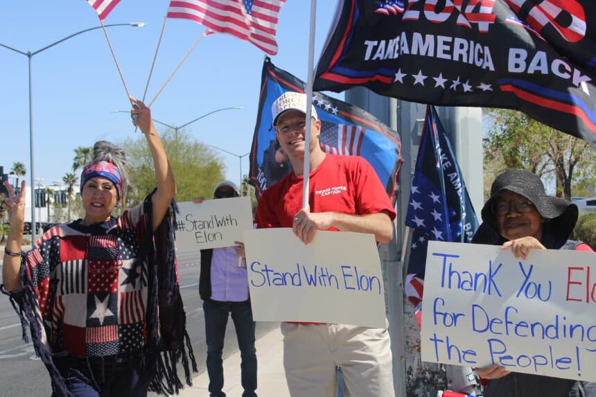 Manifestantes frente a una de las instalaciones de Tesla en Las Vegas, Nevada, expresa su apoyo a Elon Musk y al DOGE. (Crédito: Eva Sara Landau)
