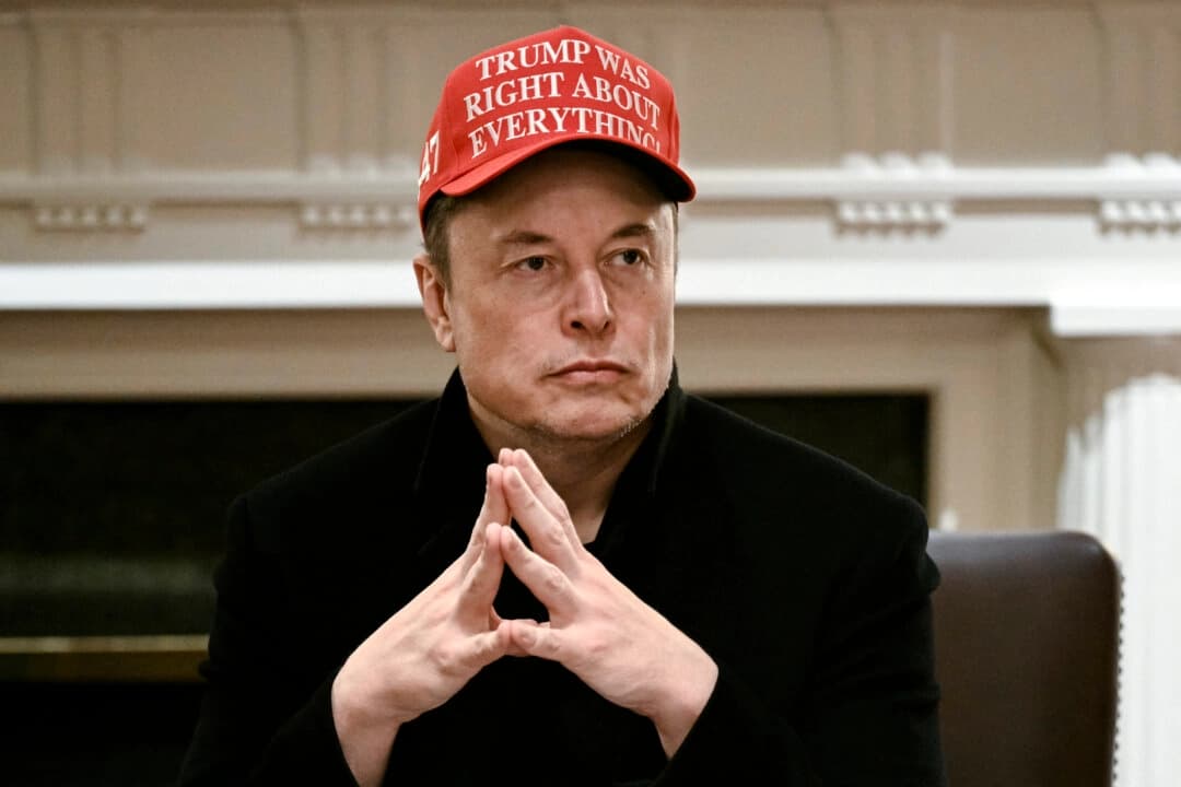 Elon Musk observa durante una reunión del gabinete presidida por Donald Trump en la sala del gabinete de la Casa Blanca en Washington el 24 de marzo de 2025. (Brendan Smialowski/AFP a través de Getty Images)