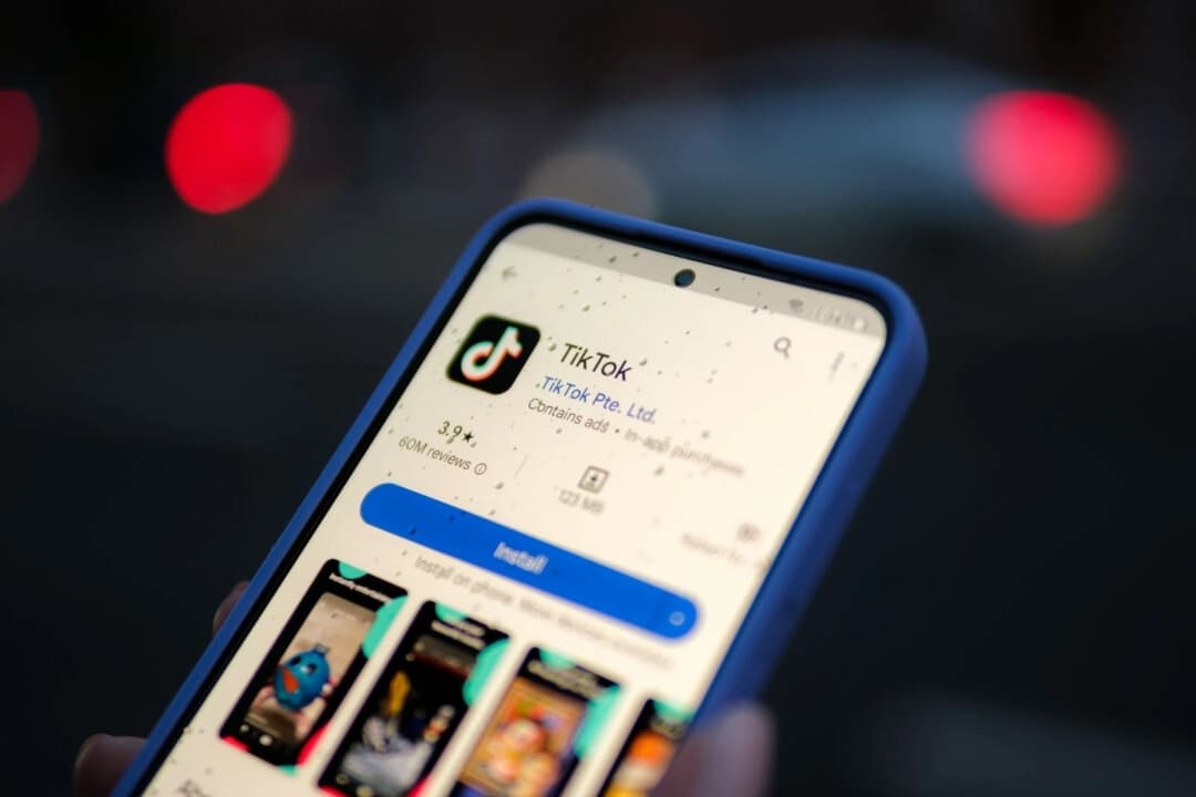 Una mujer sostiene un teléfono en el que se muestra la aplicación TikTok, en esta foto de archivo, el 11 de agosto de 2024. (Oleksii Pydsosonnii/The Epoch Times)
