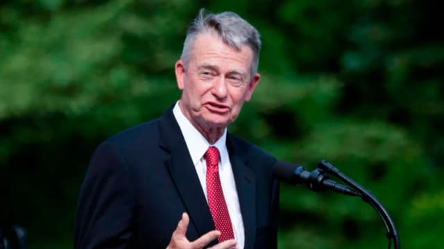 Gobernador de Idaho firma ley que prohíbe exigir vacunas y procedimientos médicos a escuelas y empresas