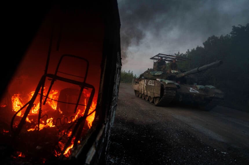 Un tanque ucraniano pasa junto a un automóvil en llamas cerca de la frontera entre Rusia y Ucrania, en la región de Sumy Ucrania, el 14 de agosto de 2024. (Evgeniy Maloletka/AP Photo).