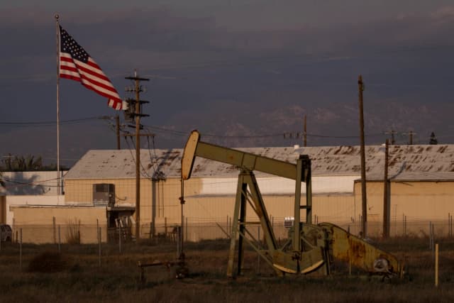 Futuros del petróleo crudo de EE. UU. caen por debajo de USD 60 por barril, el nivel más bajo en 4 años