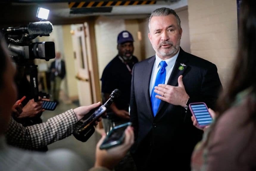 El representante Don Bacon (R-Neb) habla con los periodistas en el Capitolio, en Washington, el 10 de enero de 2023. (Drew Angerer/Getty Images)