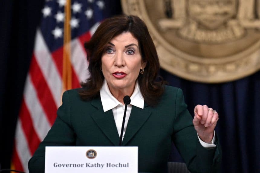 La gobernadora de Nueva York, Kathy Hochul, habla durante una rueda de prensa en Nueva York el 14 de noviembre de 2024. (Angela Weiss/AFP vía Getty Images)